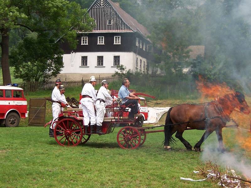 Hasiči v akci aneb ukázka hasičské práce s historickým vozem po  kácení máje.