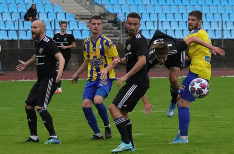 Varnsdorf (ve žlutém) porazil Třinec 1:0.