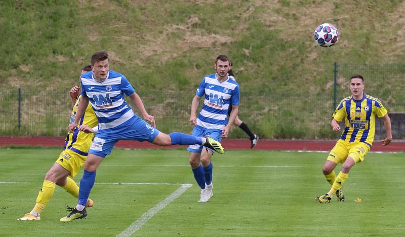 Fotbalisté Varnsdorfu (žluté dresy) doma prohráli derby, Ústí nad Labem veze těsnou výhru.