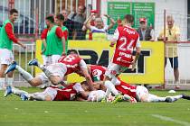 Varnsdorf (ve žlutém) nepřekvapil, v Pardubicích prohrál 0:2.