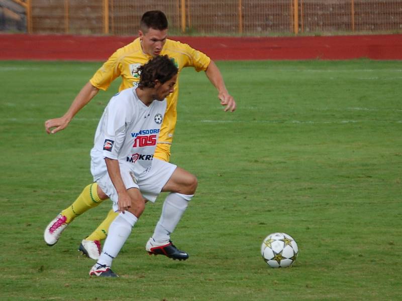 BEZ BODU. Varnsdorf (v bílém) prohrál 0:1 v Sokolově.