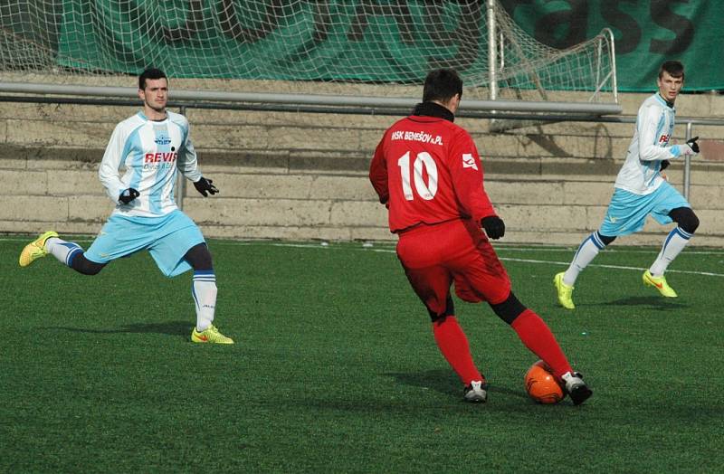 OSM BRANEK padlo v zápase dorostu FK Junior Děčín (pruhované dresy) a fotbalistů MSK Benešov nad Ploučnicí. Nakonec se v tomto utkání zrodila remíza 4:4. 