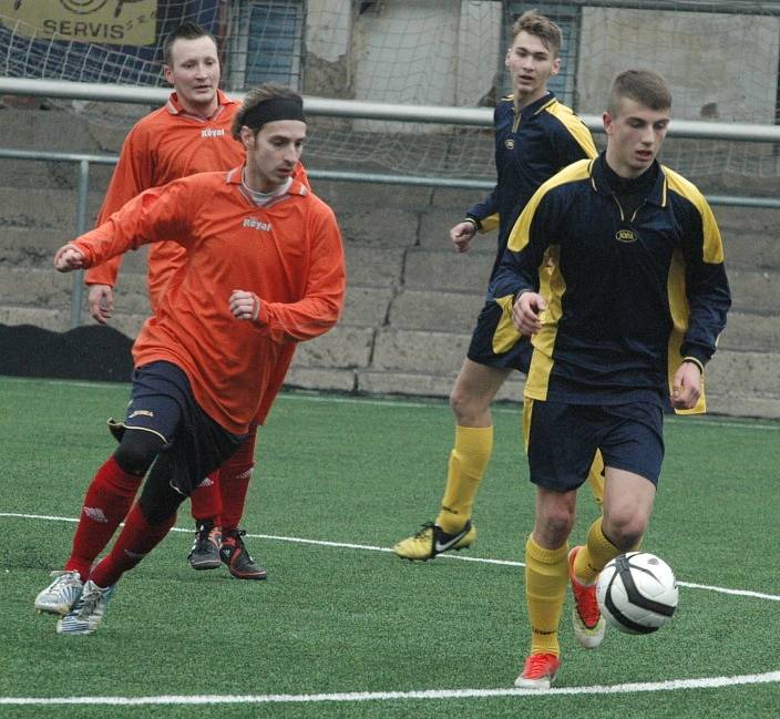 TŘINÁCT BRANEK padlo v duelu dorostenců Junioru Děčín (tmavé) a SA Děčín.