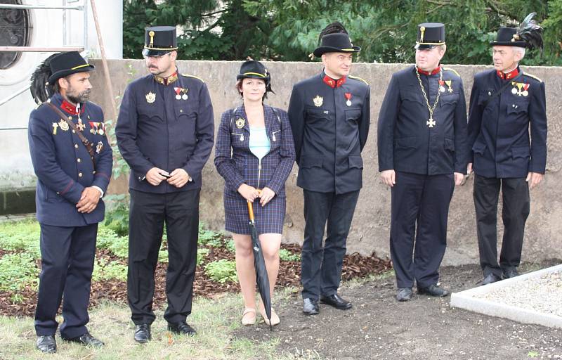 Desky z válečných pomníků vztyčili u zdi kostela svatého Václava a Blažeje.