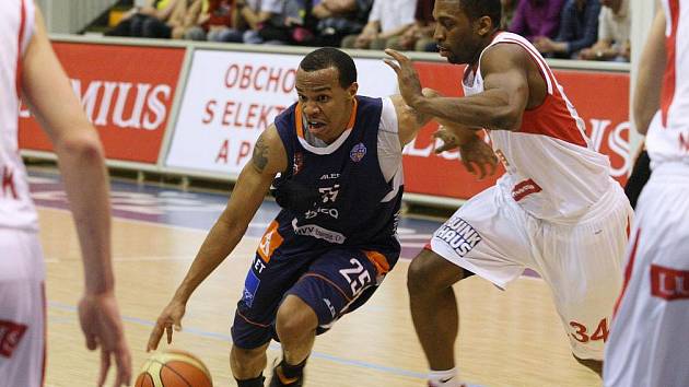 ŠKODA. Basketbalisté Děčína (v modrém) podlehli těsně 66:68 Nymburku.