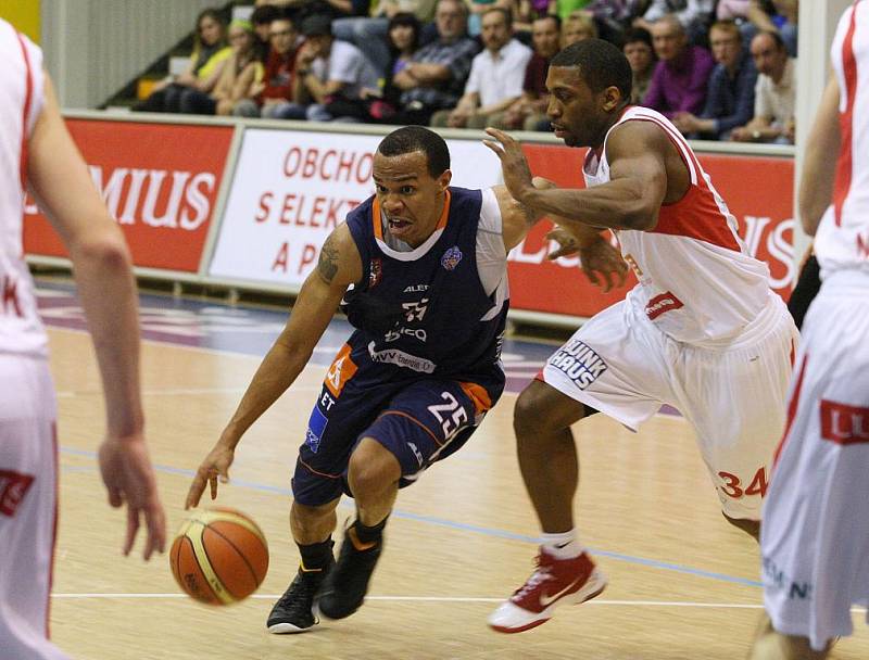 ŠKODA. Basketbalisté Děčína (v modrém) podlehli těsně 66:68 Nymburku.