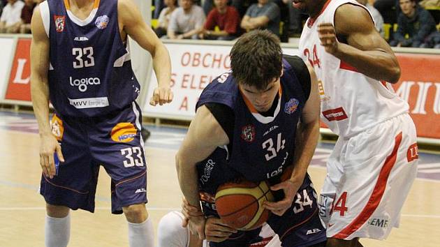 ŠKODA. Basketbalisté Děčína (v modrém) podlehli těsně 66:68 Nymburku.