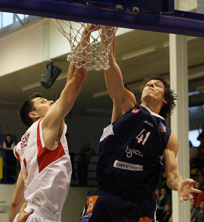 ŠKODA. Basketbalisté Děčína (v modrém) podlehli těsně 66:68 Nymburku.