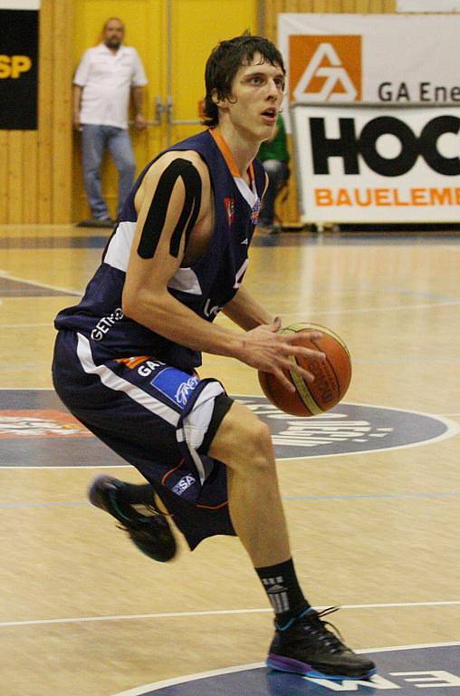 ŠKODA. Basketbalisté Děčína (v modrém) podlehli těsně 66:68 Nymburku.