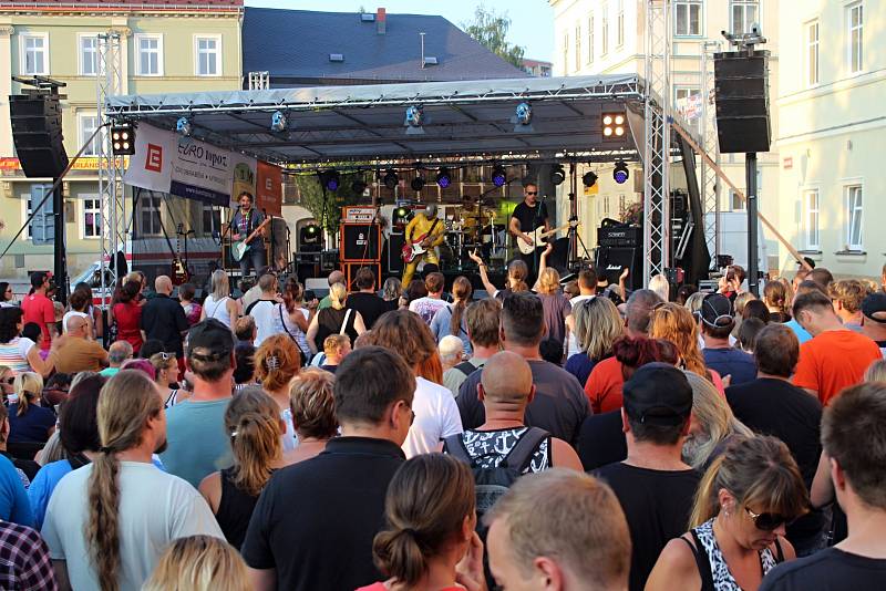 V Krásné Lípě oslavili v sobotu 31. srpna Den Českého Švýcarska. Zahrály i kapely Wohnout a Sto zvířat.