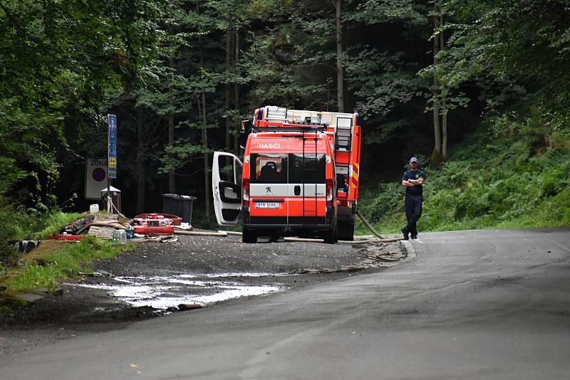 Turisté se do Hřenska vrací po požáru jen velmi pozvolna