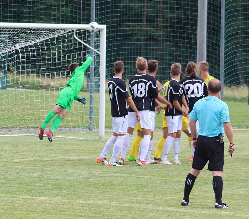 PORÁŽKA. Fotbalisté Varnsdorfu (ve žlutém) prohráli s týmem Budissa Bautzen 0:2.