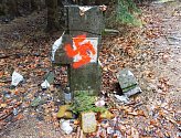 Na pomník zavražděných Němců někdo nastříkal hákový kříž.