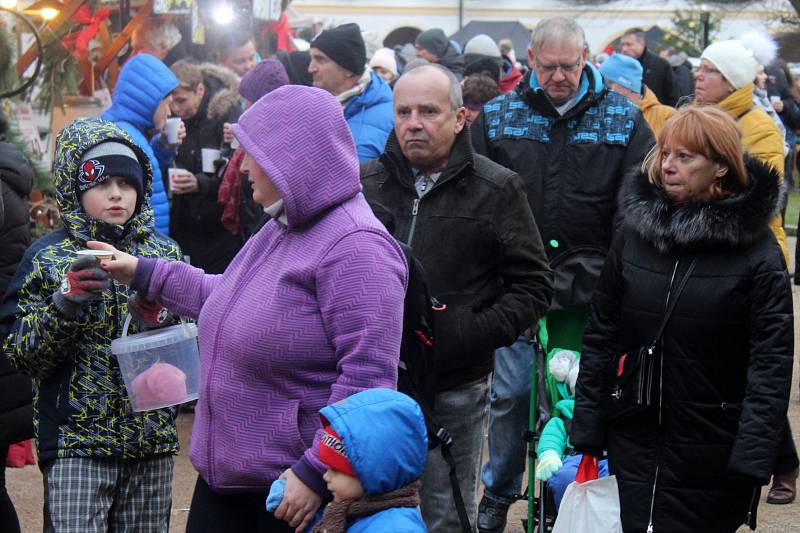 Trhy na zámeckém nádvoří v Děčíně si o třetí adventní neděli nenechaly ujít stovky lidí.