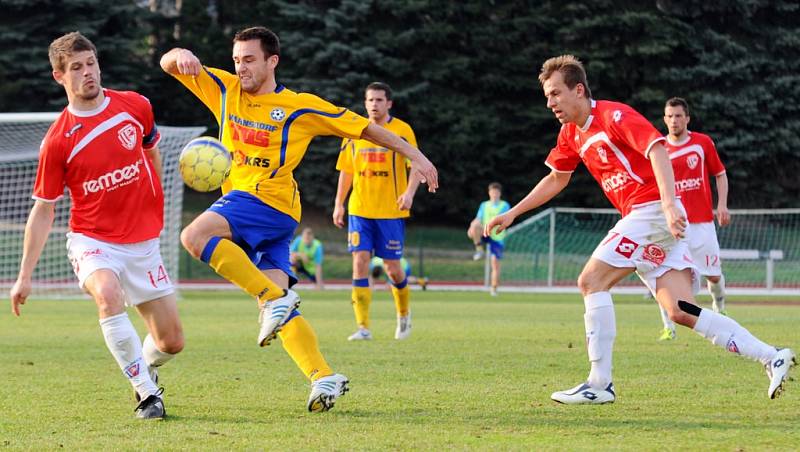 KONEČNĚ! Varnsdorf (ve žlutém) doma porazil Pardubice 2:0.