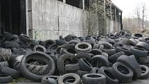 Černá skládka v průmyslovém areálu s tisící pneumatik děsí Krásnou Lípu.