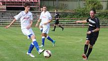 TŘI BODY. Fotbalisté Junioru Děčín (v bílém) porazili Oldřichov 2:1.