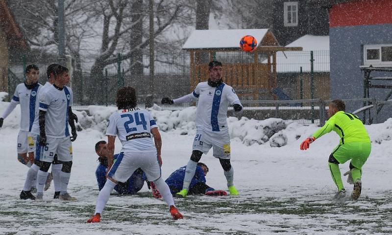PŘÍPRAVA. Varnsdorf (v modrém) doma porazil Liberec U 21 5:2.