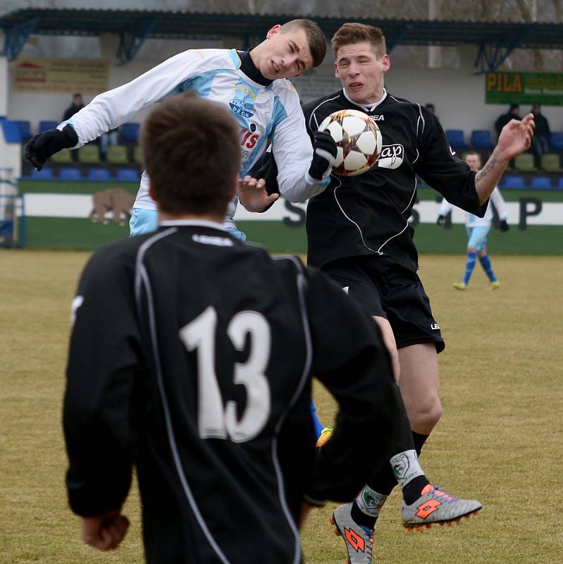 DEBAKL. Vilémov (v černém) porazila Junior Děčín vysoko 6:0.