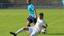 DEBAKL. Jílovští fotbalisté (v modrém) prohráli v Bílině 0:7.