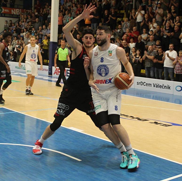 DĚČÍNŠTÍ BASKETBALISTÉ doma nestačili na mistrovský Nymburk.