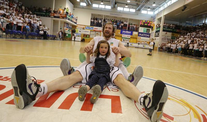 Postup. Takhle děčínští basketbalisté slavili výhru v pátém zápase semifinále proti Prostějovu.