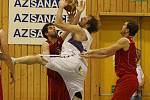 Basketbalisté Děčína (v bílém) na domácí palubovce převálcovali chomutovské Levhrty