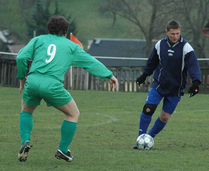 BE PŘEKVAPENÍ. Markvartice (v zeleném) doma prohráli s Jílovým 0:5.