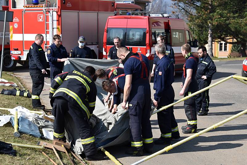 V nemocnici v Děčíně vyrostlo odběrové centrum pro testování na koronavirus.