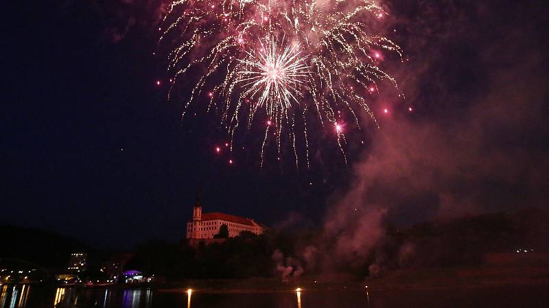 Děčínské slavnosti 2018 začaly velkolepým ohňostrojem.