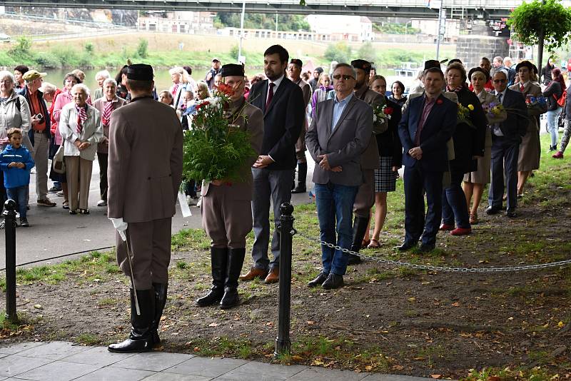 Sokolové přišli položit květiny k pomníku Miroslava Tyrše.