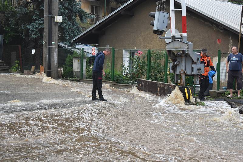 Velká voda se valila po silnici v Přípeři.