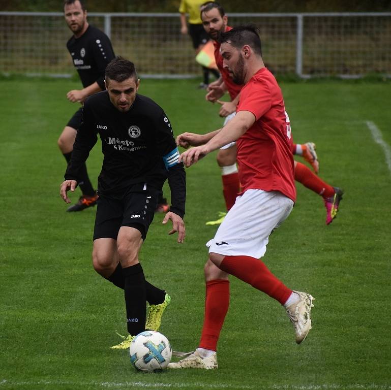 Česká Kamenice (černé dresy) doma udolala Unčín 4:3.