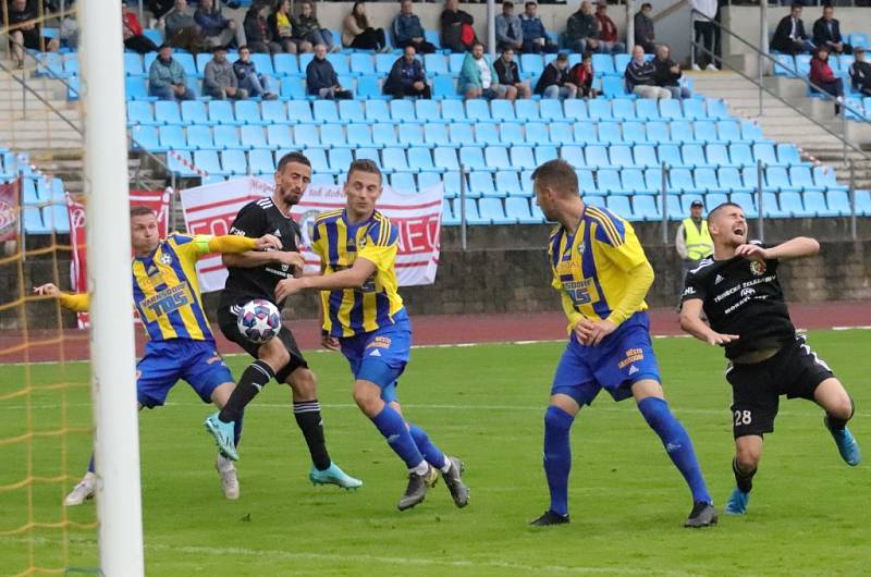 Varnsdorf (ve žlutém) porazil Třinec 1:0.