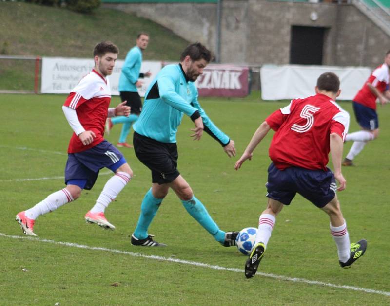 MODRÁ SE RVE. Jiskra (červené dresy) doma porazila Horní Jiřetín 3:0.