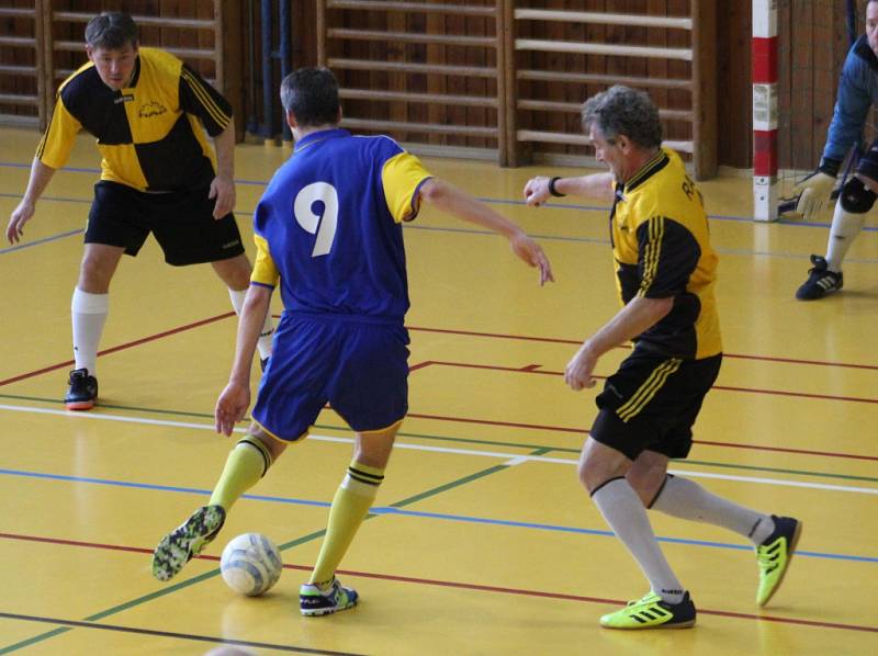 JDE SE DO FINÁLE. V tomto utkání porazili hráči Tenis Proboštov (v modrém) děčínské RAFany 4:3.