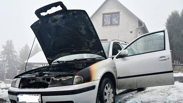 Auto začalo hořet přímo před autoservisem v Javorech