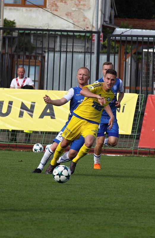 VARNSDORF (ve žlutém) vyhrál ve Znojmě 2:0.