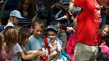 Více než osm stovek návštěvníků přišlo v sobotu slavit do děčínské zoo. A že slavit bylo co! První oslavou byl blížící se svátek všech dětí, druhou pak narozeniny národních parků České a Saské Švýcarsko. 