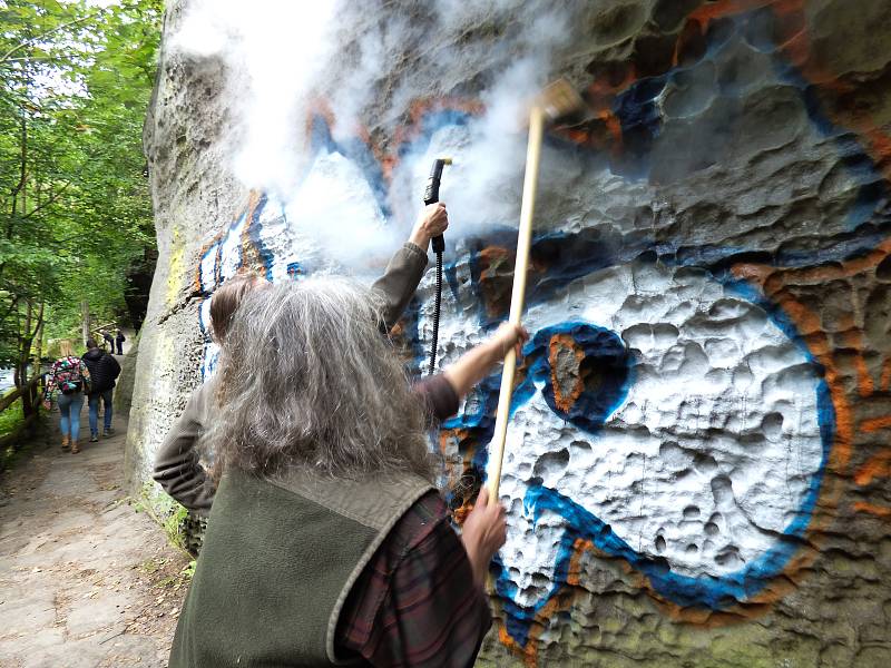 Vandal poničil skálu v Edmundově soutěsce.