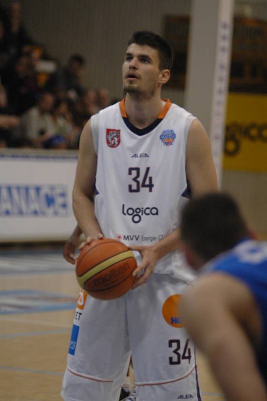 BRAVO! Děčínští basketbalisté (v bílém) porazili USK Praha i potřetí.