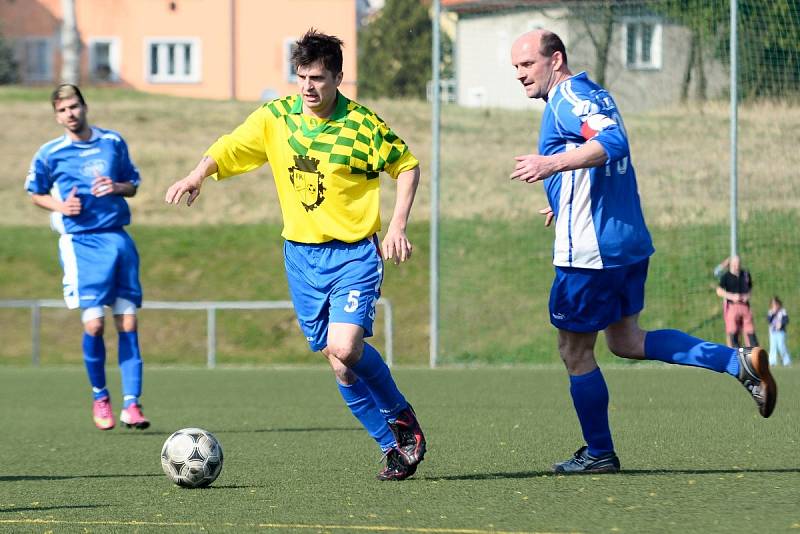 V BITVĚ DVOU POSLEDNÍCH TÝMŮ porazily Staré Křečany (v modrém) Dolní Poustevnu 5:3.