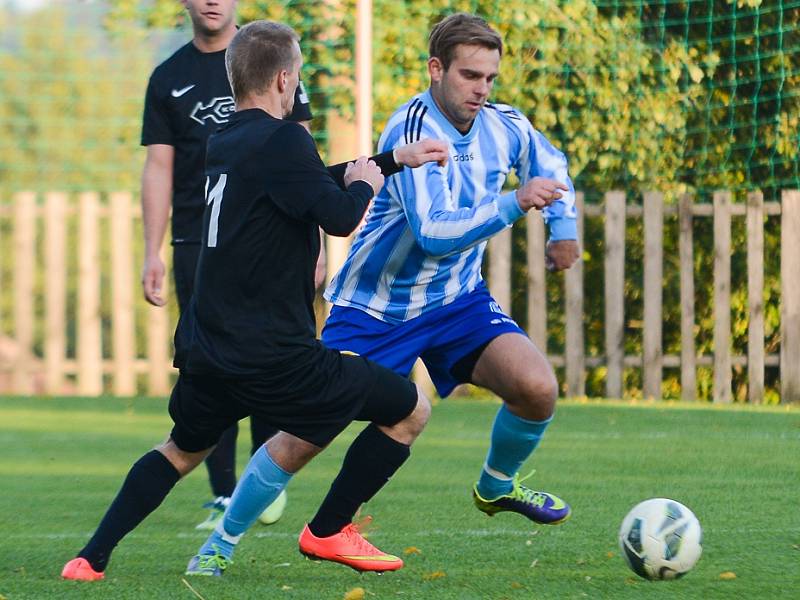 LÍDR. Fotbalisté Jiřetína pod Jedlovou (pruhované dresy) doma porazili Verneřice 8:0.