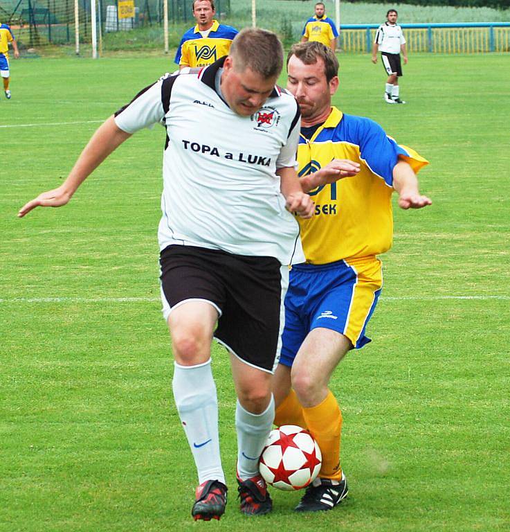 TĚCHLOVICE (ve žlutém) doma přejely poslední Verneřice (v bílém) 6:2.