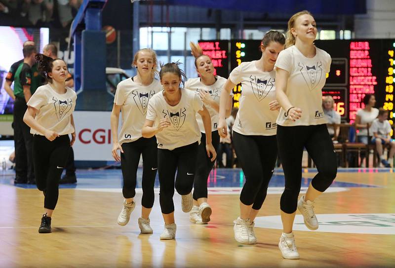 První finálové utkání basketbalové ligy se hrálo na děčínském zimním stadionu. Válečníci se utkali s Nymburkem.