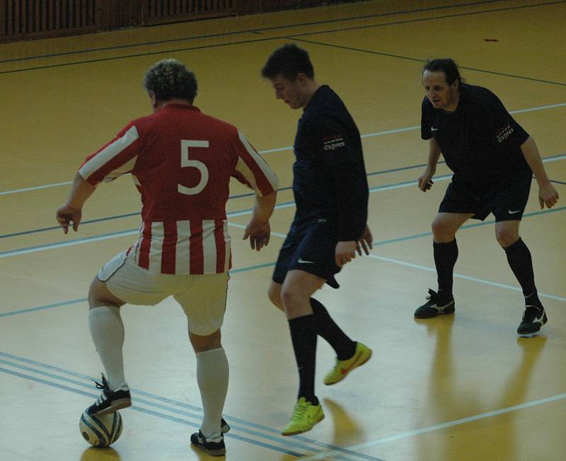 HRÁČI Jílového (pruhované dresy) porazili Turbo Děčín 5:1.