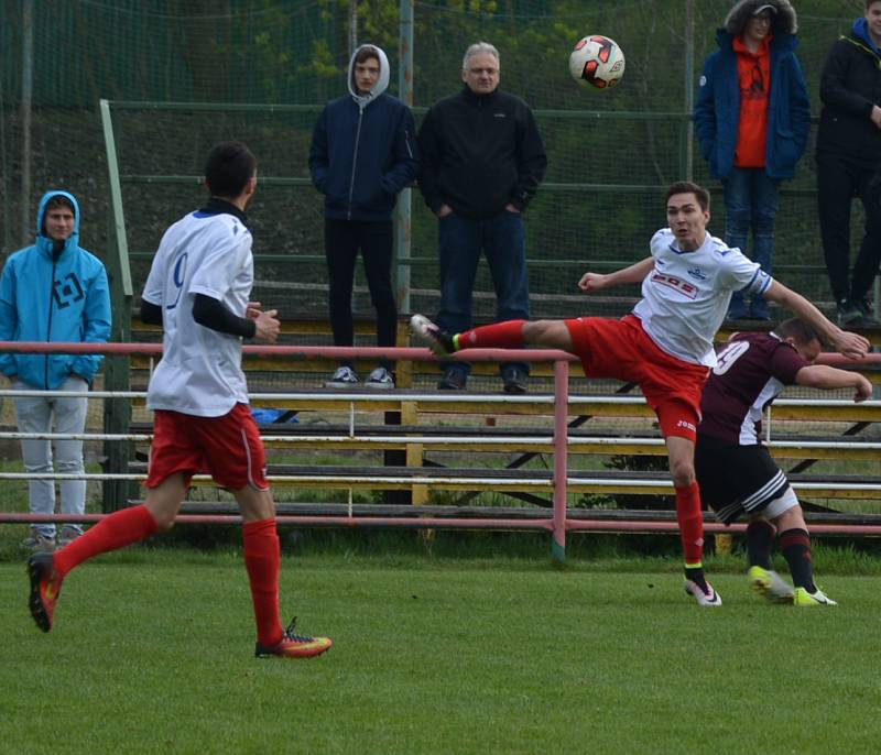 SMOLNÁ PORÁŽKA. Junior Děčín (v bílém) prohrál s Neštěmicemi 1:3.