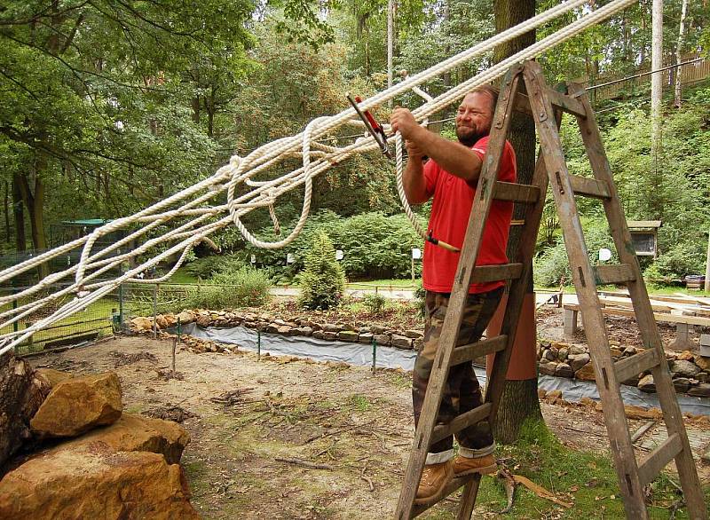 Pracovník údržby děčínské zoo Miroslav Pokorný dolaďuje novou lanovou prolézačku.  