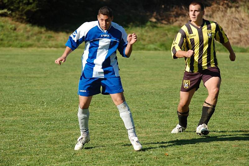 DOLNÍ HABARTICE (v modro–bílé) doma porazily bez problémů 3:1 Valkeřice (v žluto–černé).