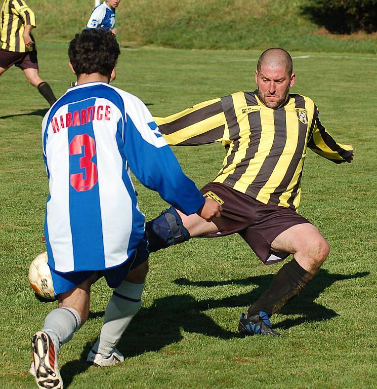 DOLNÍ HABARTICE (v modro–bílé) doma porazily bez problémů 3:1 Valkeřice (v žluto–černé).